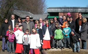  Familien kurz vor dem Gottesdienst