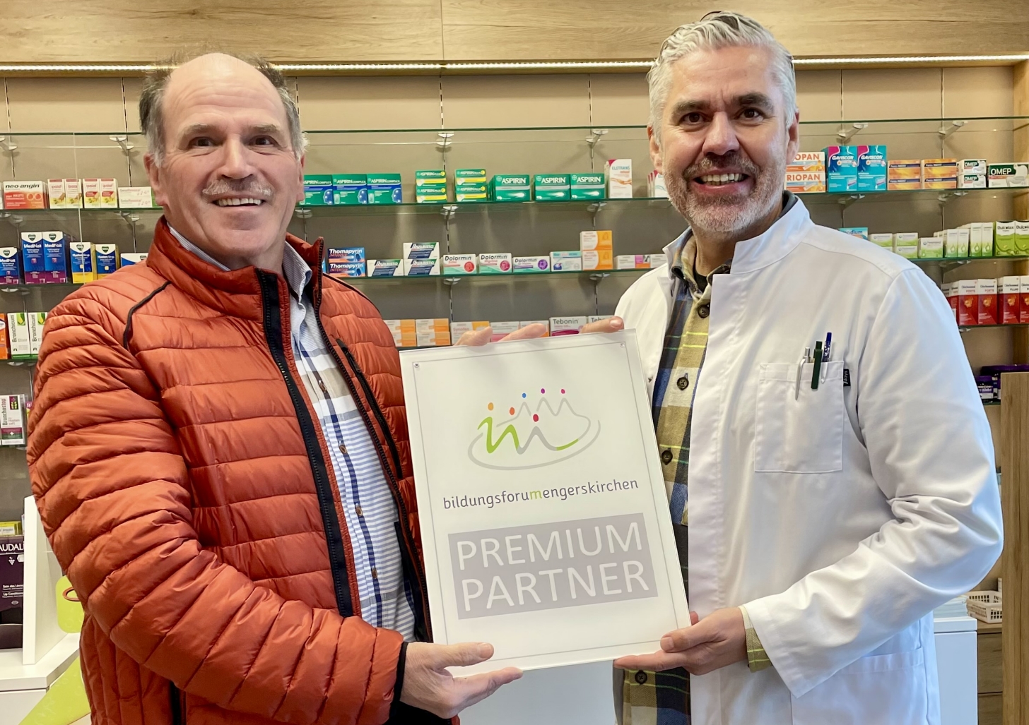 Übergabe der Premiumtafel an die Apotheke